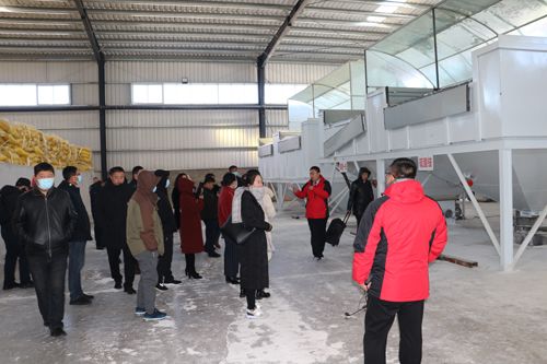 筑夢(mèng)峰會(huì)核心客戶參觀通四方農(nóng)科高塔車間投料口處 筑夢(mèng)峰會(huì)核心客戶參觀通四方農(nóng)科高塔車間投料口處